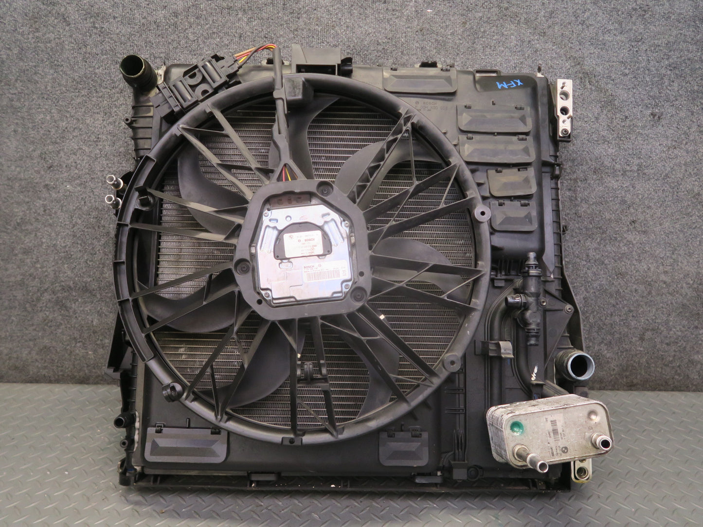 04-06 BMW E53 X5 4.8L N62 Radiator A/C Condenser Oil Cooler Fan Shroud Assembly
