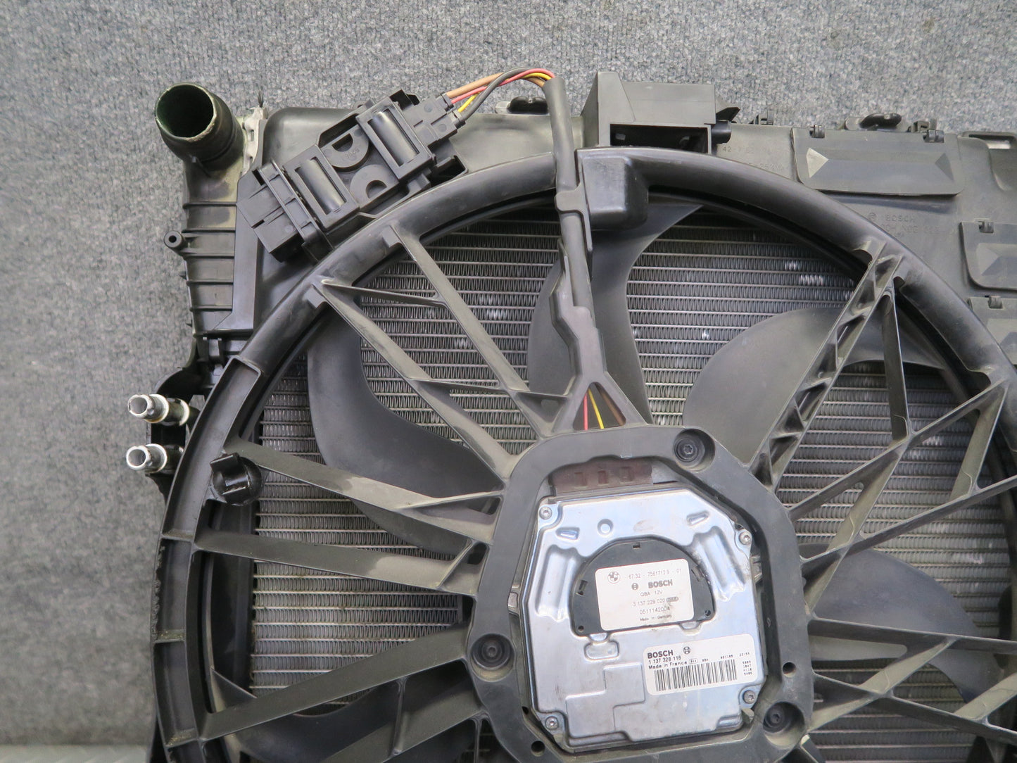 04-06 BMW E53 X5 4.8L N62 Radiator A/C Condenser Oil Cooler Fan Shroud Assembly