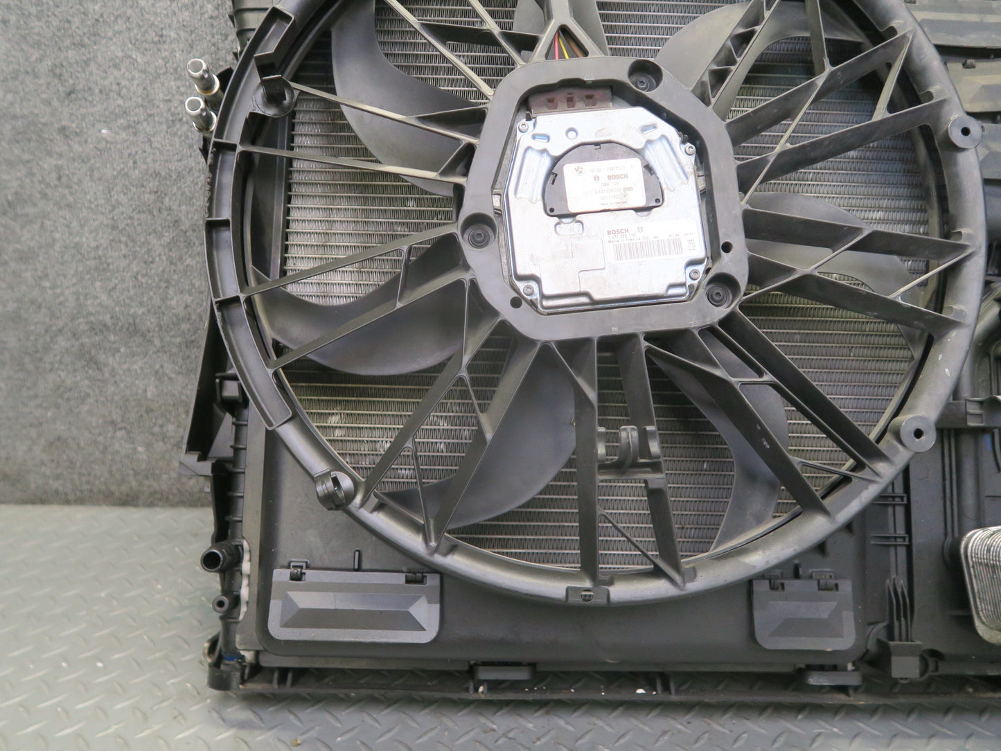 04-06 BMW E53 X5 4.8L N62 Radiator A/C Condenser Oil Cooler Fan Shroud Assembly