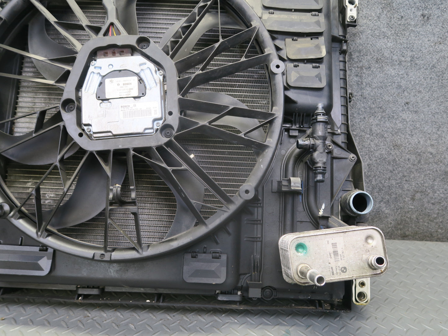 04-06 BMW E53 X5 4.8L N62 Radiator A/C Condenser Oil Cooler Fan Shroud Assembly