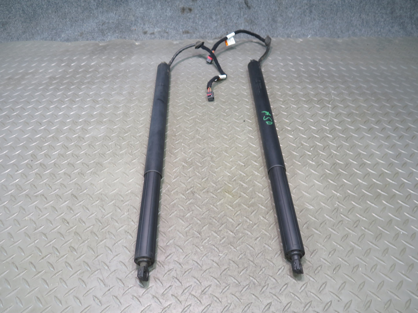 2017-2023 Alfa Romeo Stelvio Rear Liftgate Left Right Power Lift Shock Strut Set