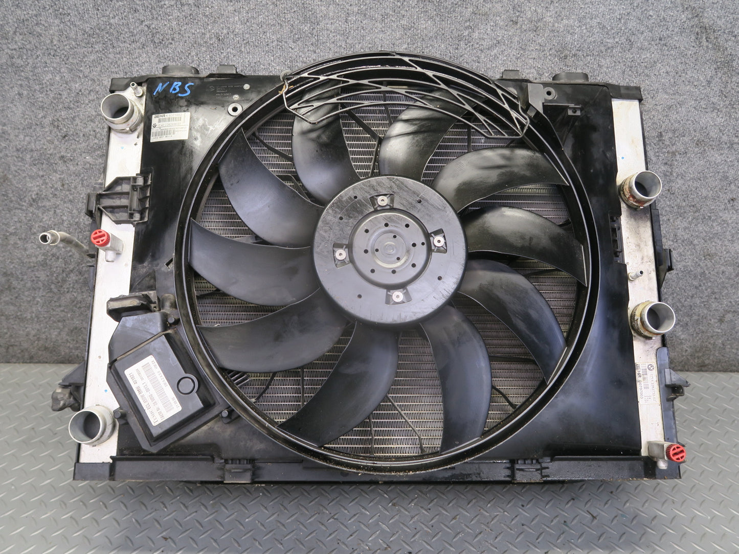 06-10 BMW E63 E64 M6 5.0L S85 Engine Radiator A/C Condenser Oil Cooler Fan Assy
