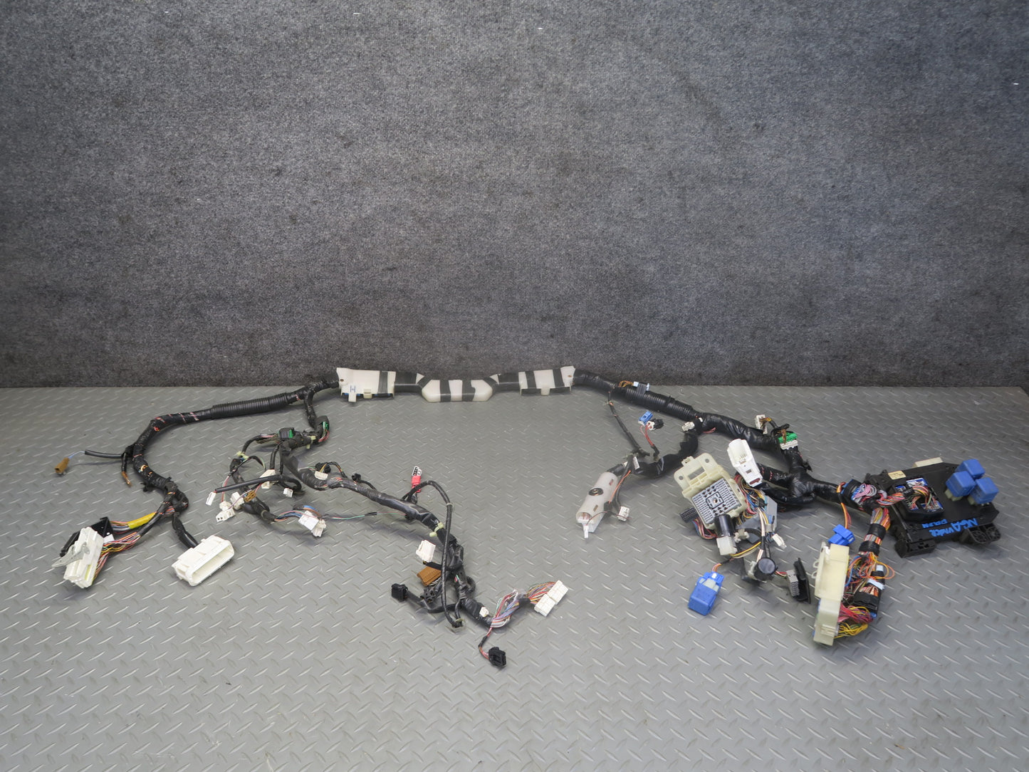 95-97 Nissan Gloria HY33 VQ30DET Under Dash Wire Wiring Harness 24010-4P002 OEM