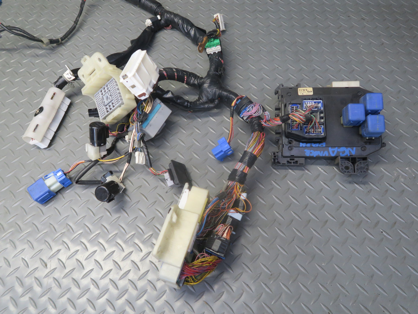95-97 Nissan Gloria HY33 VQ30DET Under Dash Wire Wiring Harness 24010-4P002 OEM