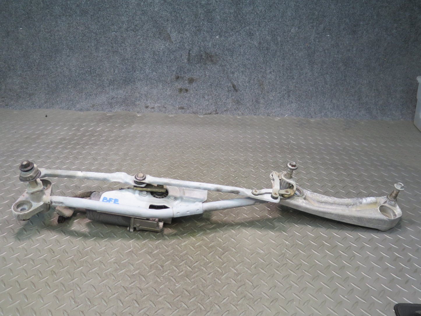 97-03 BMW E39 540ia Front Windshield Wiper Linkage w Motor Assembly 6360603 OEM