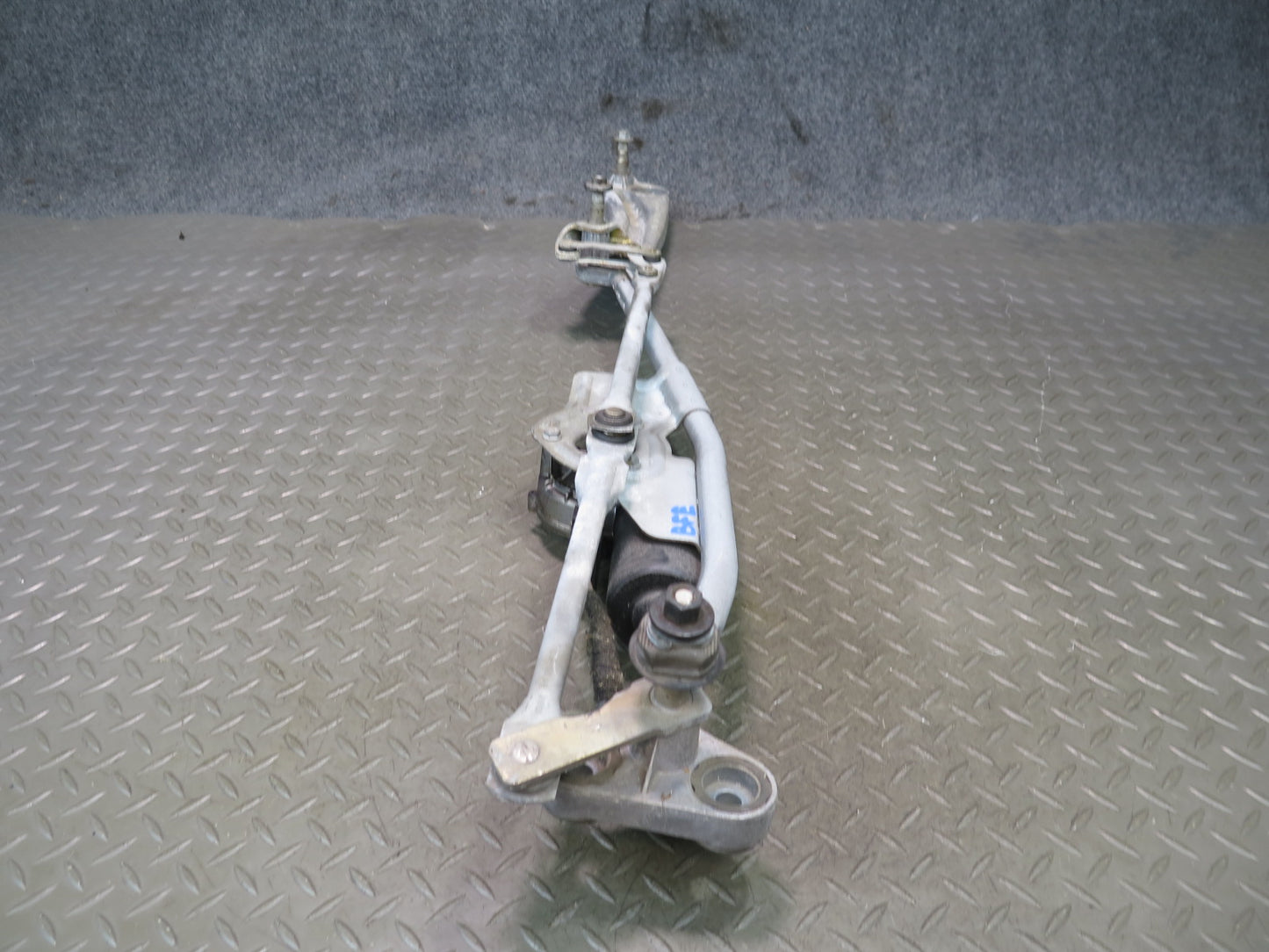 97-03 BMW E39 540ia Front Windshield Wiper Linkage w Motor Assembly 6360603 OEM