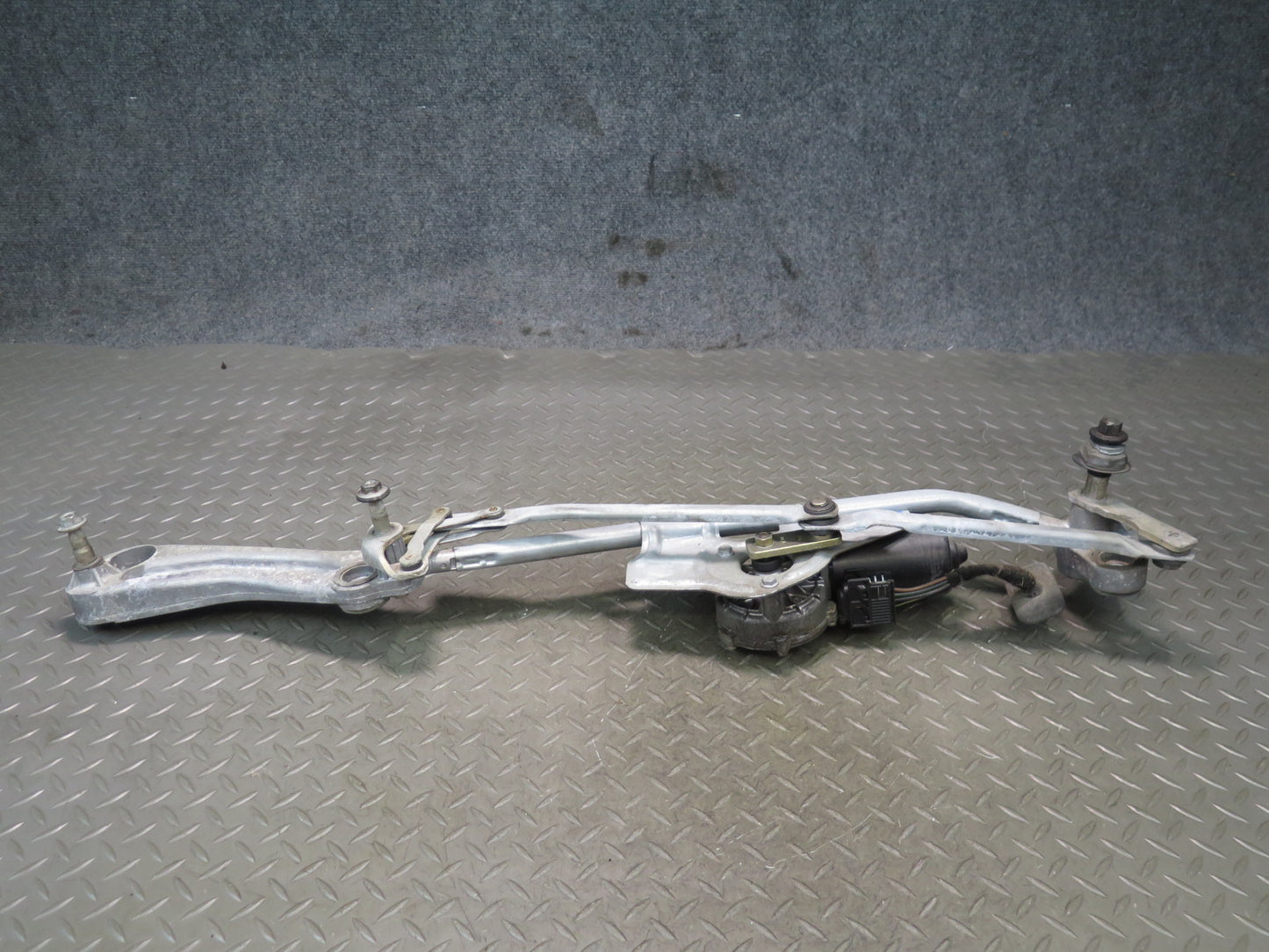 97-03 BMW E39 540ia Front Windshield Wiper Linkage w Motor Assembly 6360603 OEM