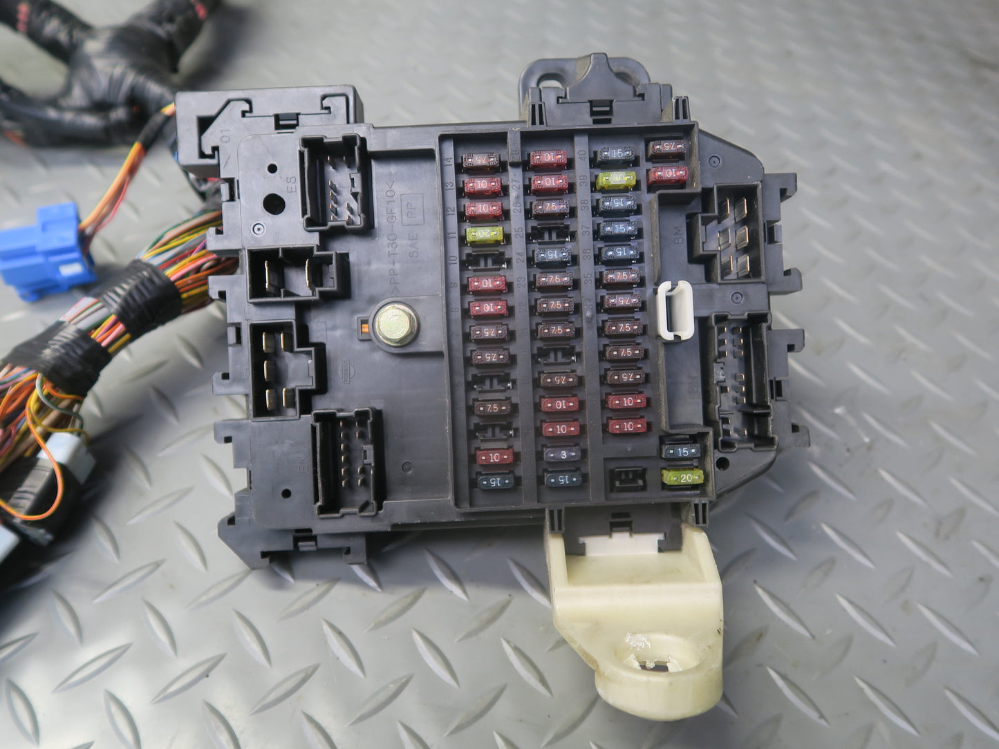 95-97 Nissan Gloria HY33 VQ30DET Under Dash Wire Wiring Harness 24010-4P002 OEM