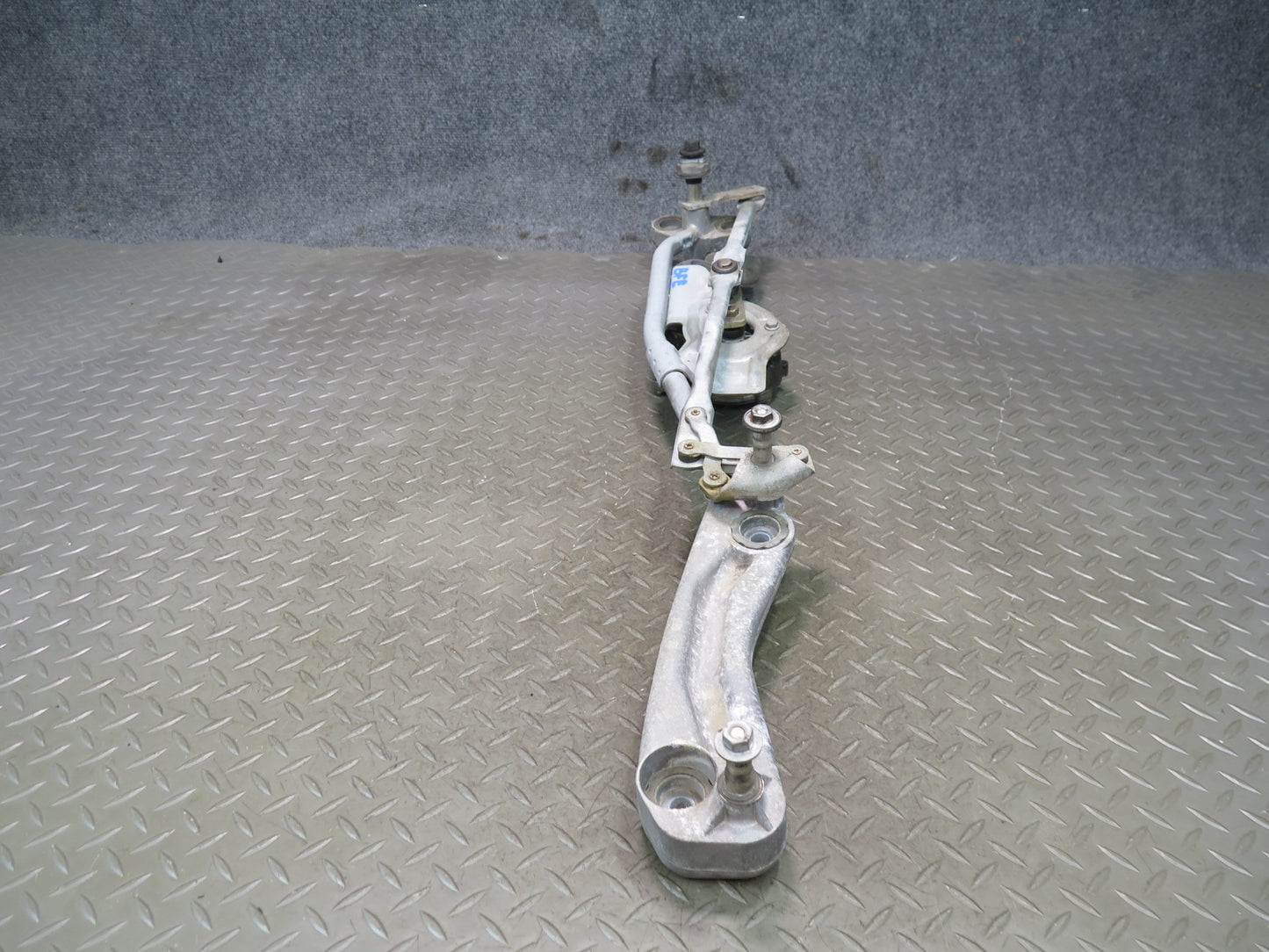 97-03 BMW E39 540ia Front Windshield Wiper Linkage w Motor Assembly 6360603 OEM