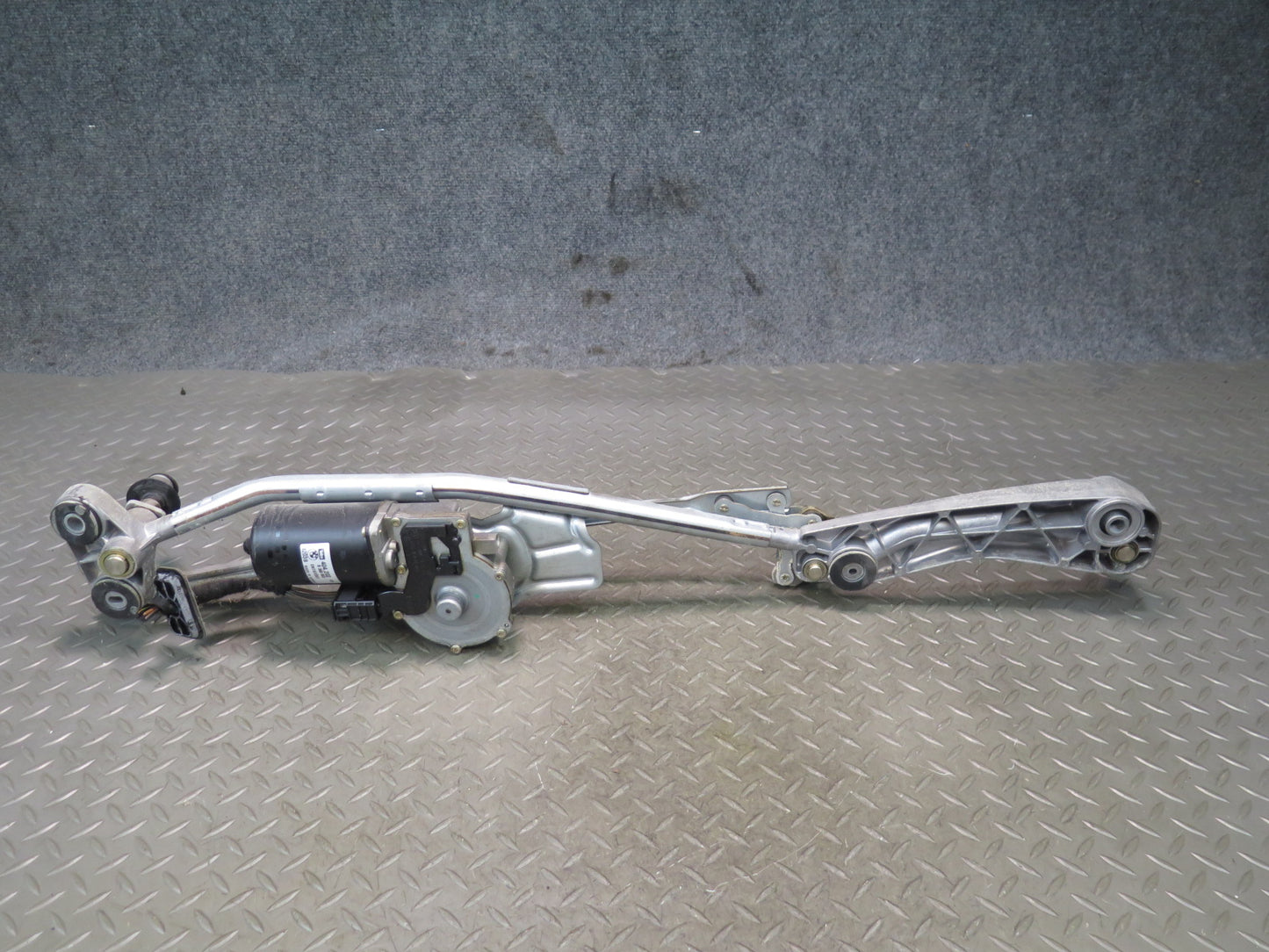 97-03 BMW E39 540ia Front Windshield Wiper Linkage w Motor Assembly 6360603 OEM