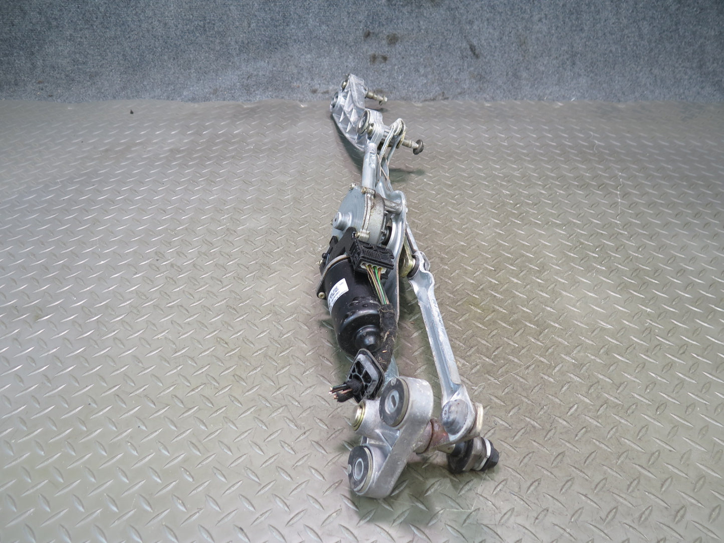 97-03 BMW E39 540ia Front Windshield Wiper Linkage w Motor Assembly 6360603 OEM