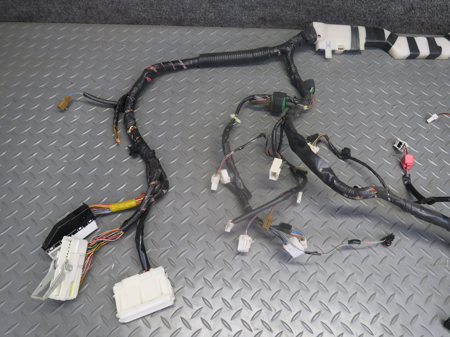 95-97 Nissan Gloria HY33 VQ30DET Under Dash Wire Wiring Harness 24010-4P002 OEM