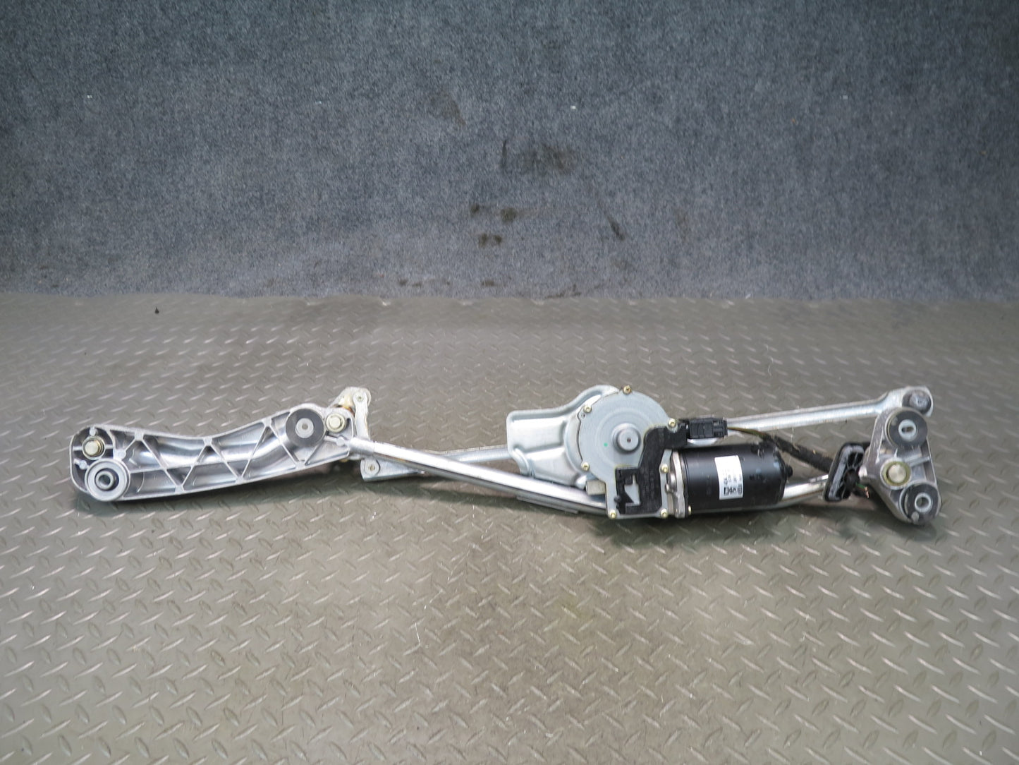 97-03 BMW E39 540ia Front Windshield Wiper Linkage w Motor Assembly 6360603 OEM