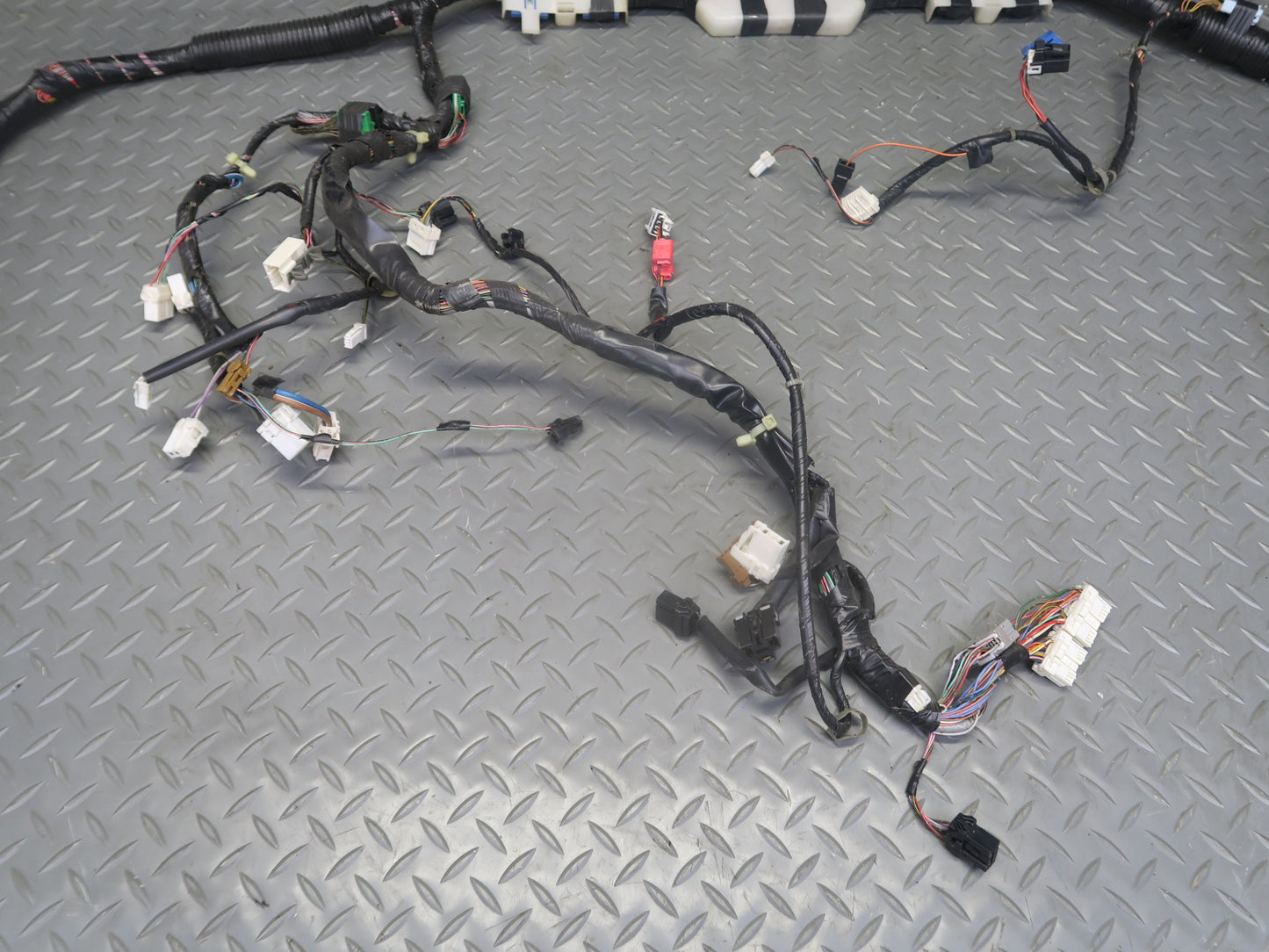 95-97 Nissan Gloria HY33 VQ30DET Under Dash Wire Wiring Harness 24010-4P002 OEM