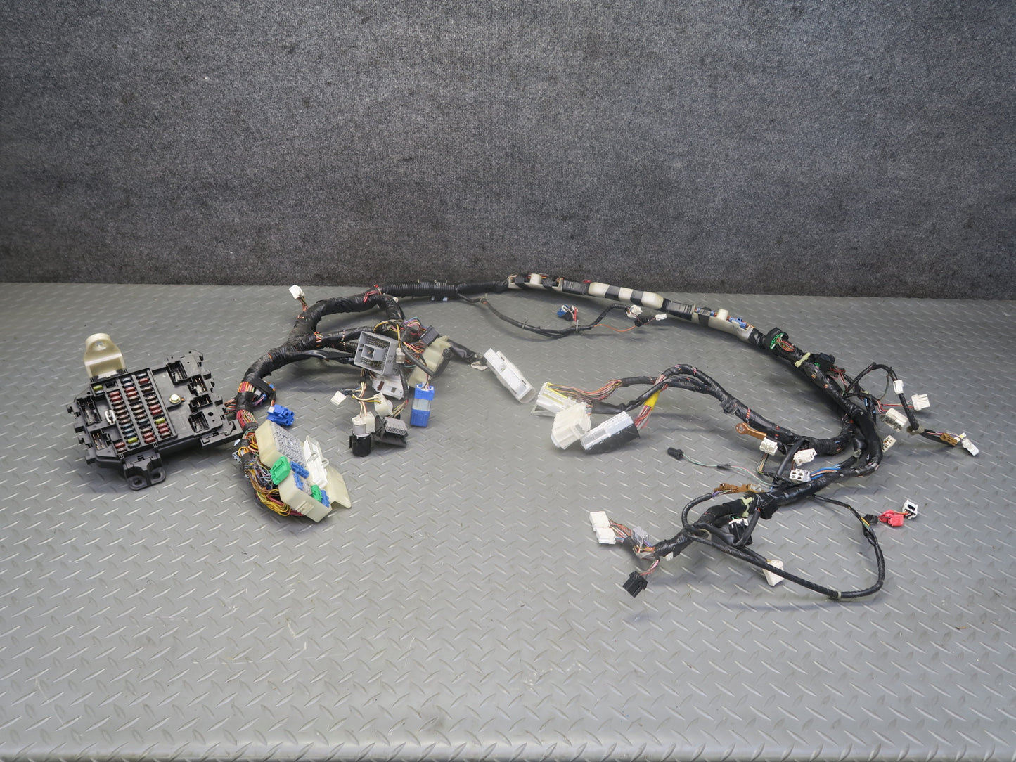 95-97 Nissan Gloria HY33 VQ30DET Under Dash Wire Wiring Harness 24010-4P002 OEM