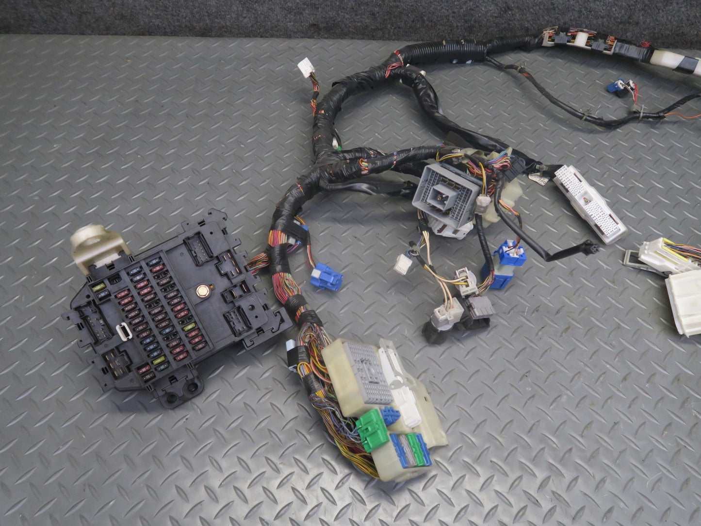 95-97 Nissan Gloria HY33 VQ30DET Under Dash Wire Wiring Harness 24010-4P002 OEM