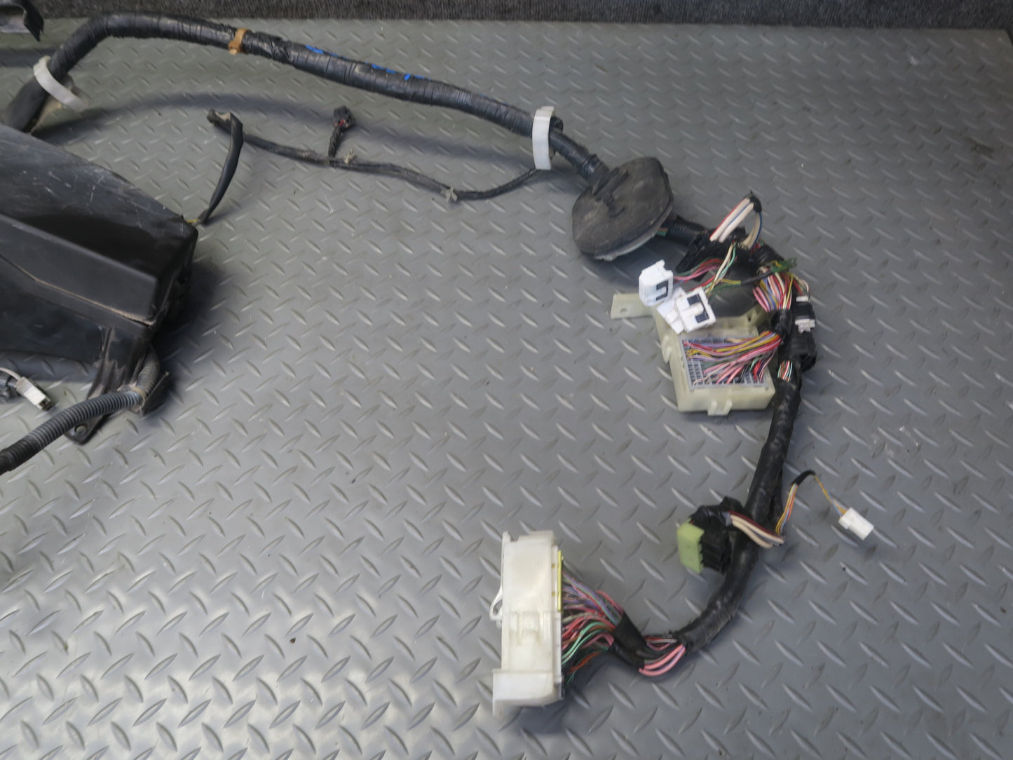 95-97 Nissan Gloria HY33 VQ30DET Underhood Engine Bay Wire Wiring Harness OEM