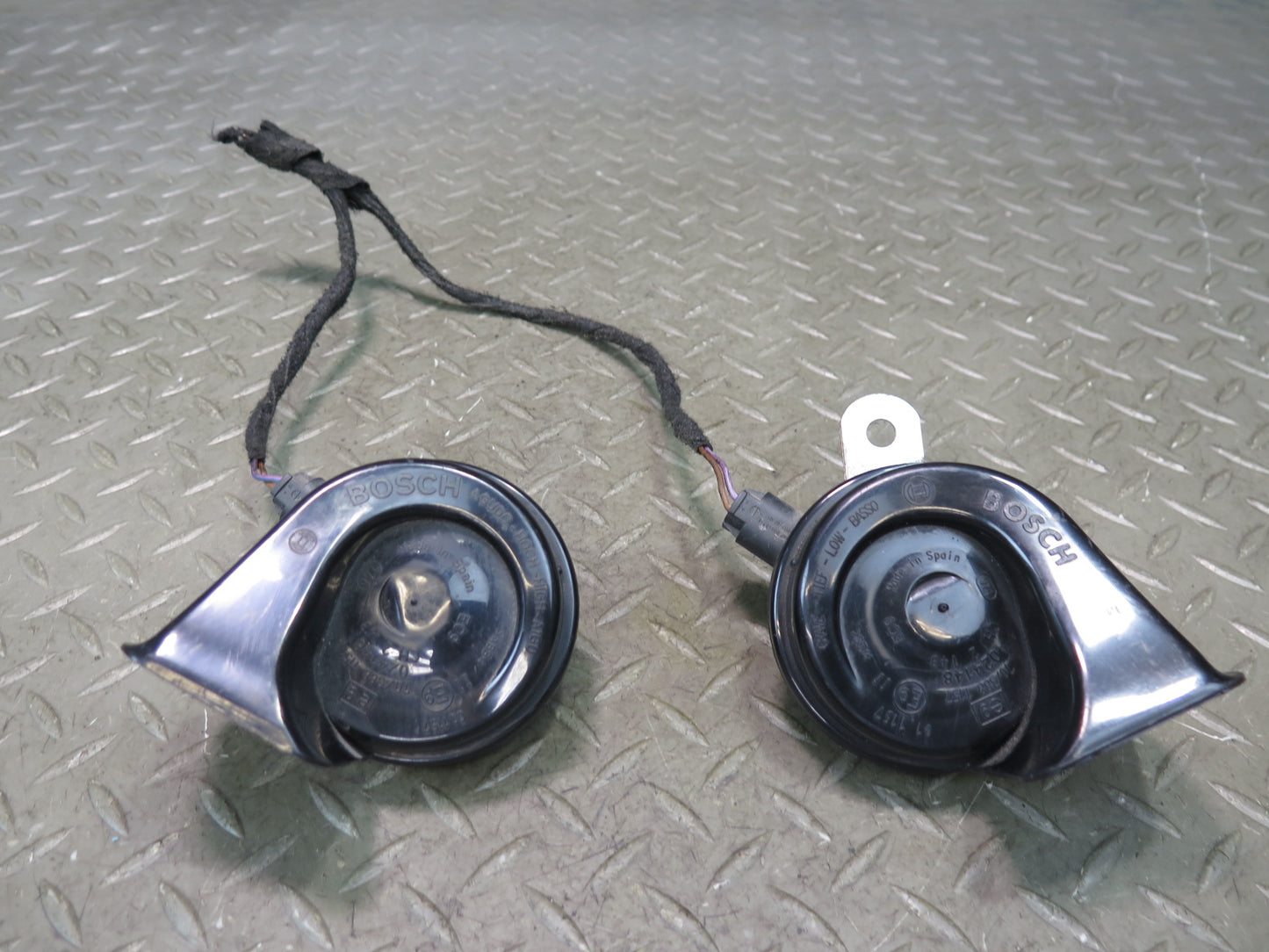 97-03 BMW E39 540ia Set of 2 High & Low Tone Note Horn Pitch Signal OEM