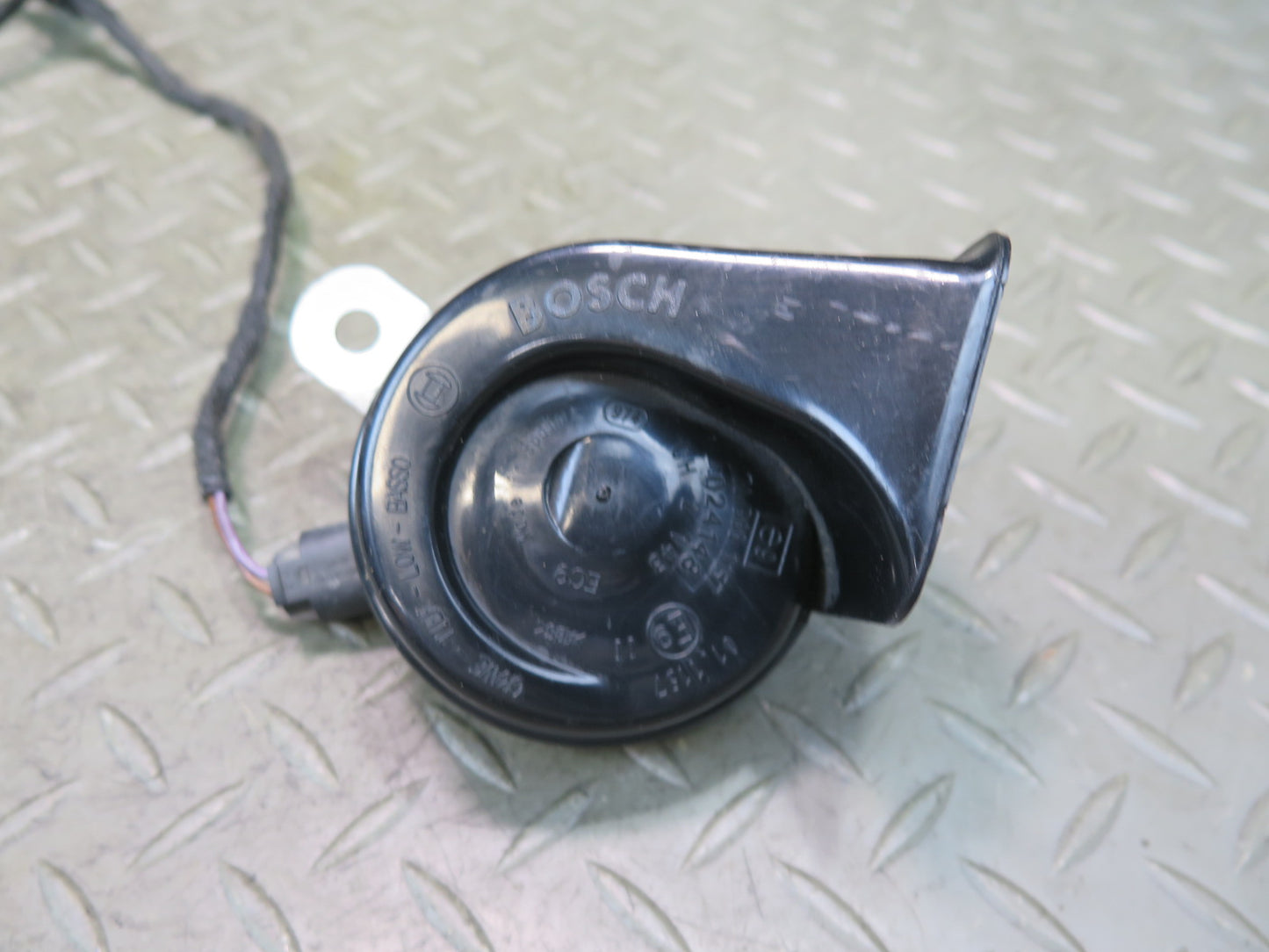 97-03 BMW E39 540ia Set of 2 High & Low Tone Note Horn Pitch Signal OEM