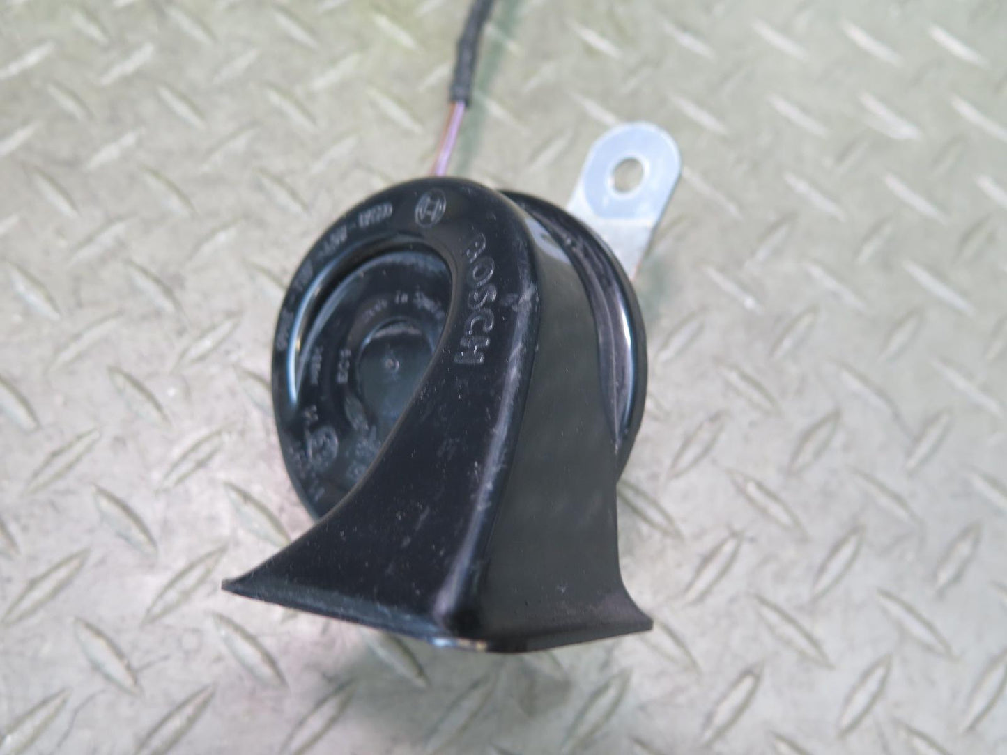 97-03 BMW E39 540ia Set of 2 High & Low Tone Note Horn Pitch Signal OEM