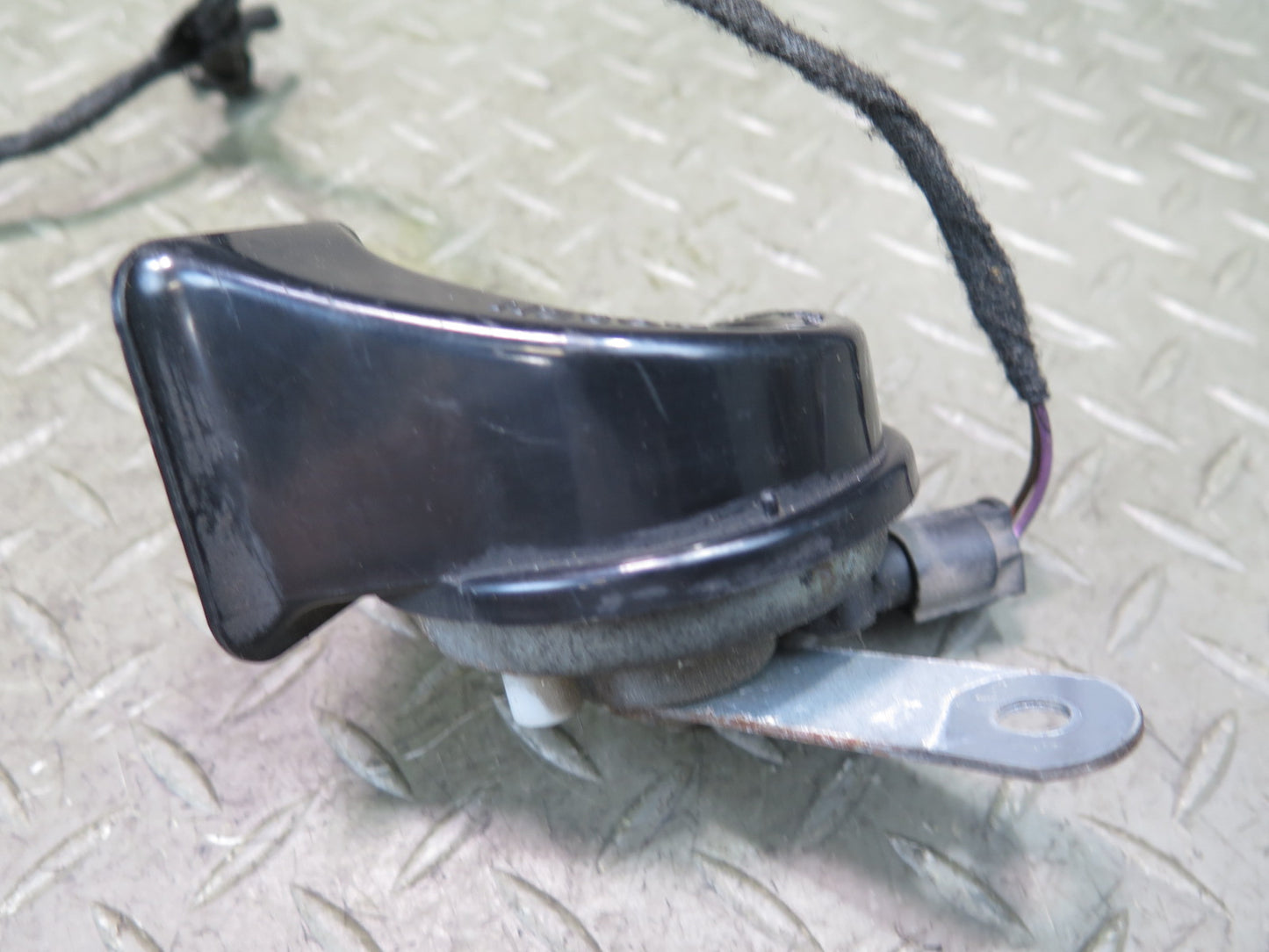 97-03 BMW E39 540ia Set of 2 High & Low Tone Note Horn Pitch Signal OEM