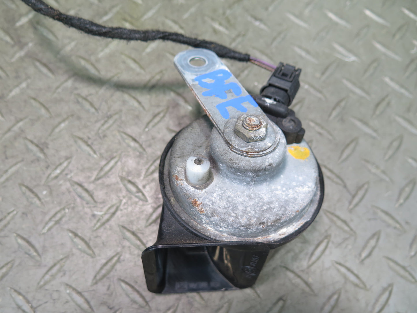 97-03 BMW E39 540ia Set of 2 High & Low Tone Note Horn Pitch Signal OEM