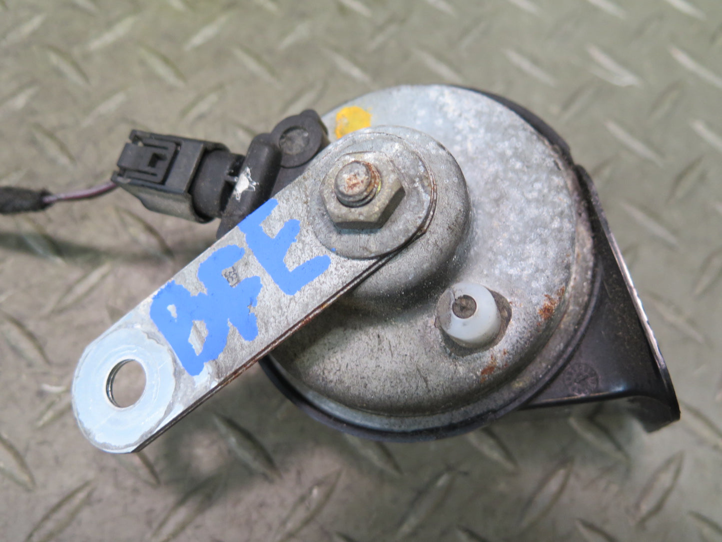 97-03 BMW E39 540ia Set of 2 High & Low Tone Note Horn Pitch Signal OEM