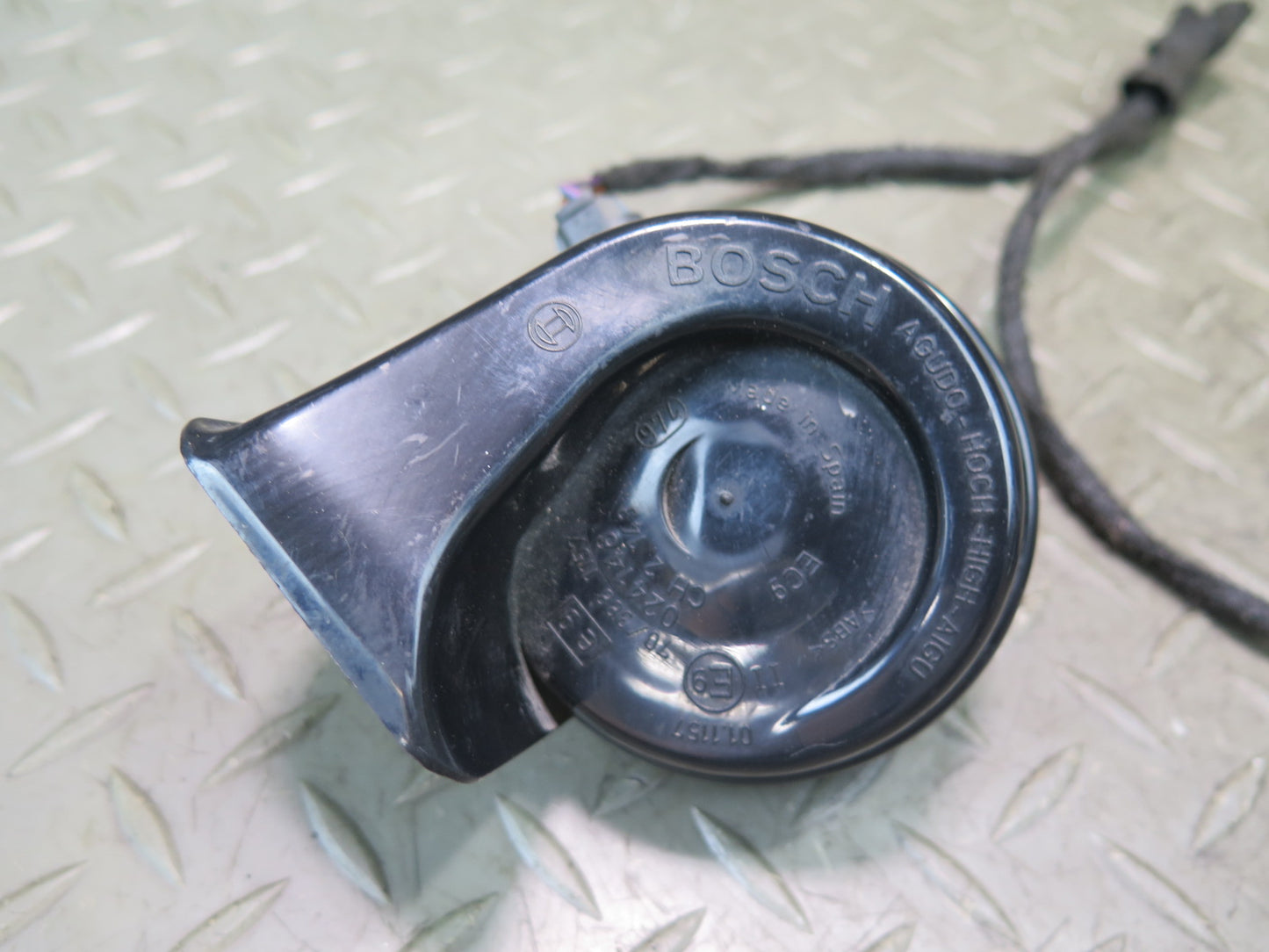97-03 BMW E39 540ia Set of 2 High & Low Tone Note Horn Pitch Signal OEM