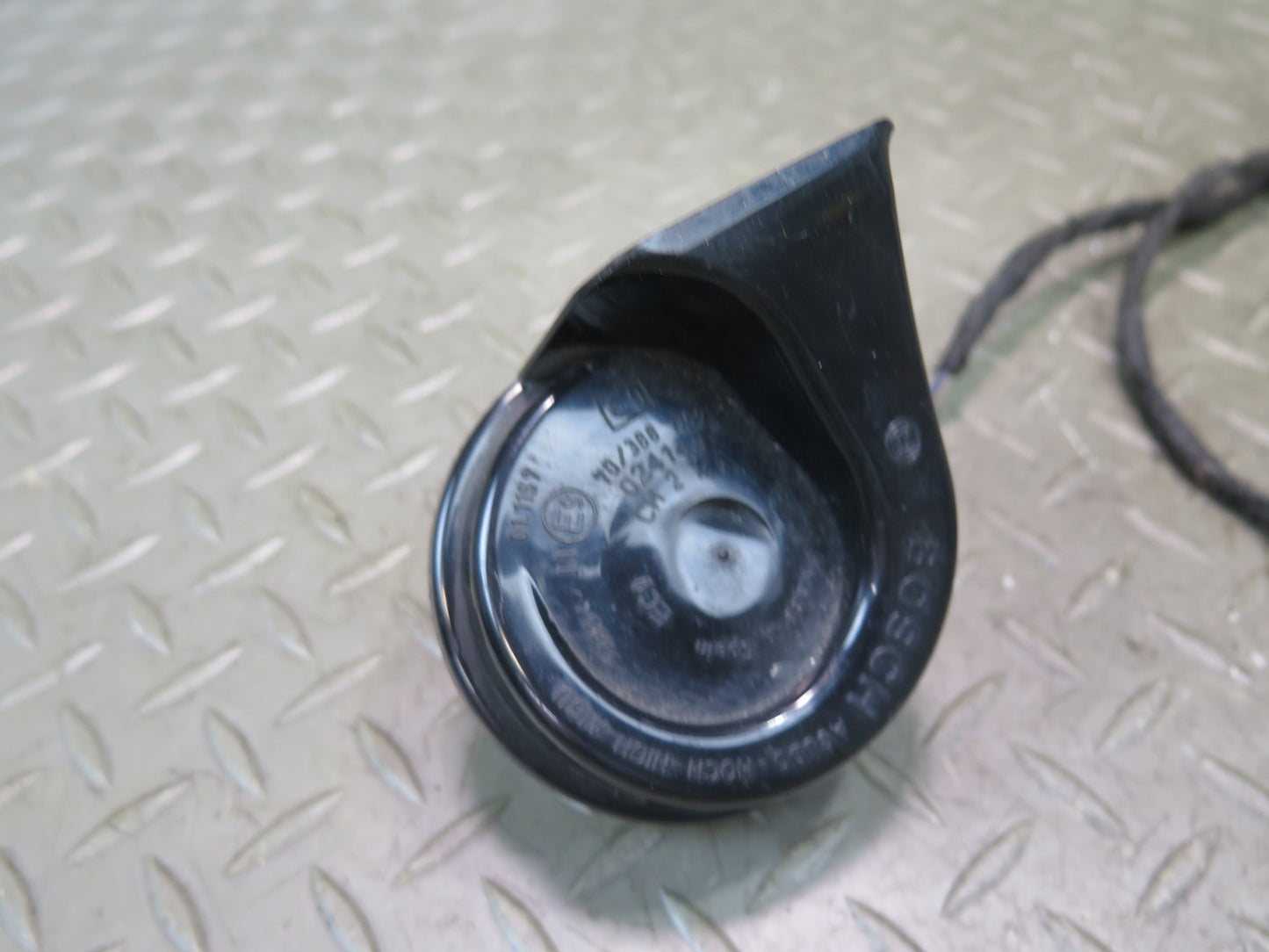 97-03 BMW E39 540ia Set of 2 High & Low Tone Note Horn Pitch Signal OEM
