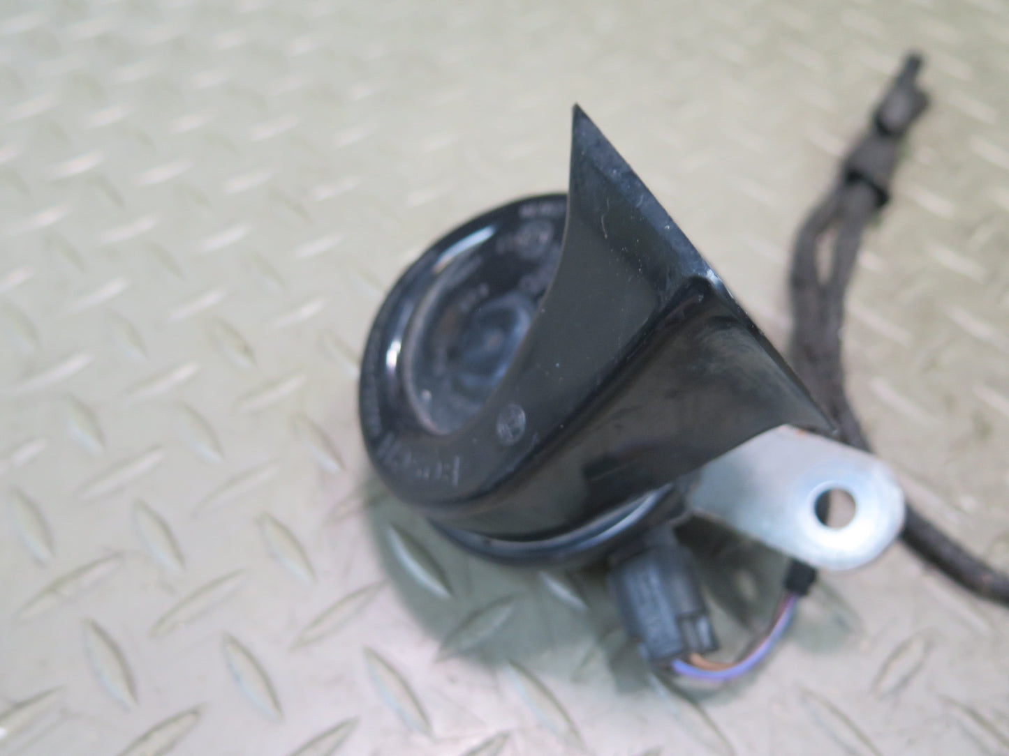 97-03 BMW E39 540ia Set of 2 High & Low Tone Note Horn Pitch Signal OEM