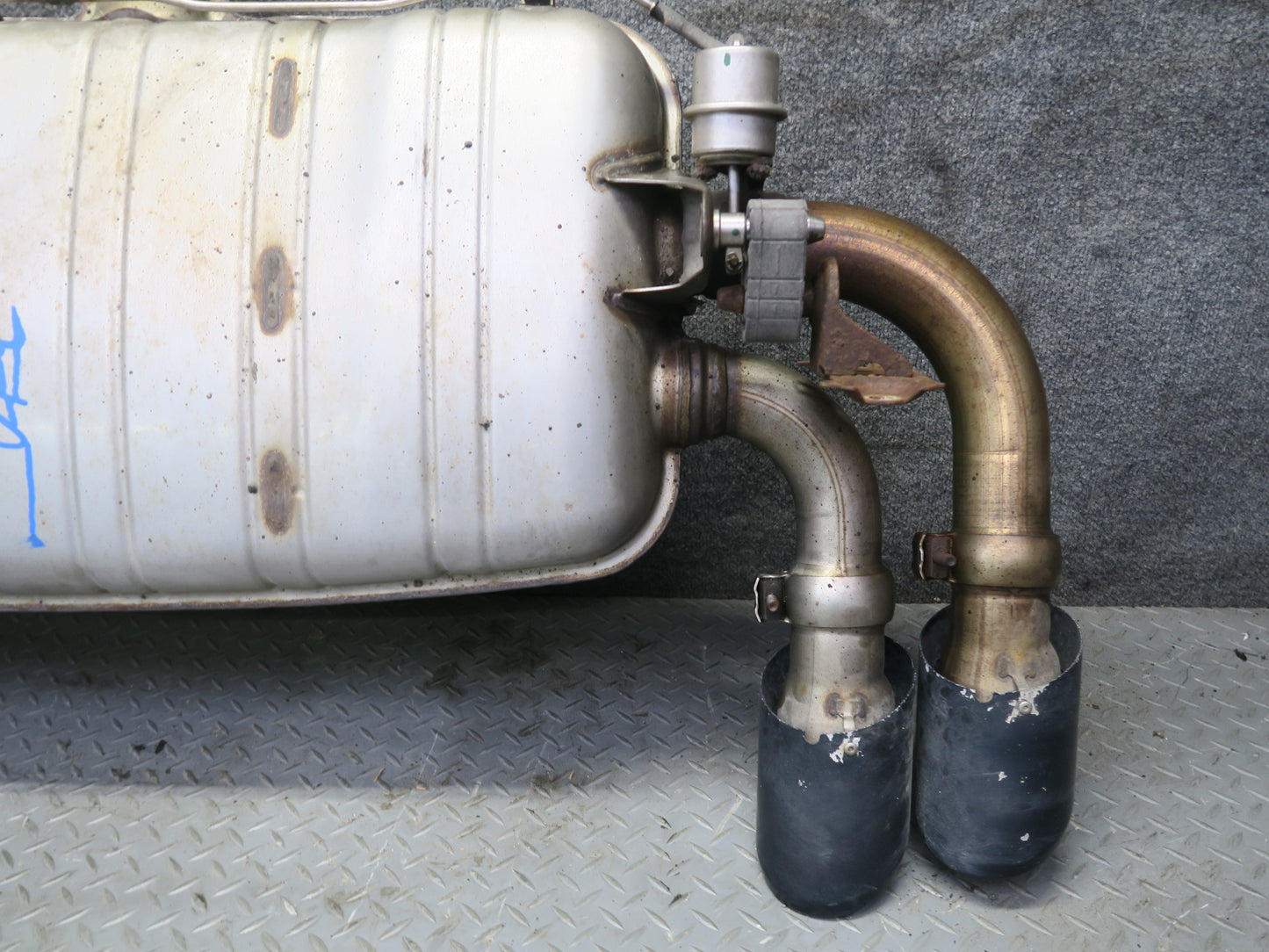 2013-2014 Porsche Cayenne 958 GTS 4.8L Rear Exhaust Muffler w Black Dual Tips