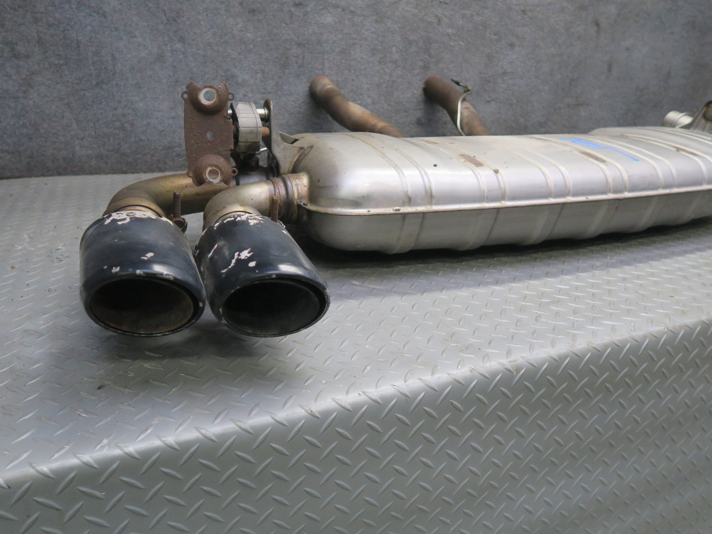 2013-2014 Porsche Cayenne 958 GTS 4.8L Rear Exhaust Muffler w Black Dual Tips