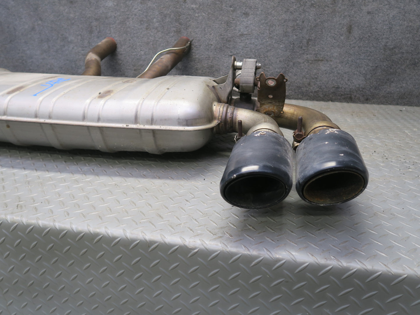 2013-2014 Porsche Cayenne 958 GTS 4.8L Rear Exhaust Muffler w Black Dual Tips