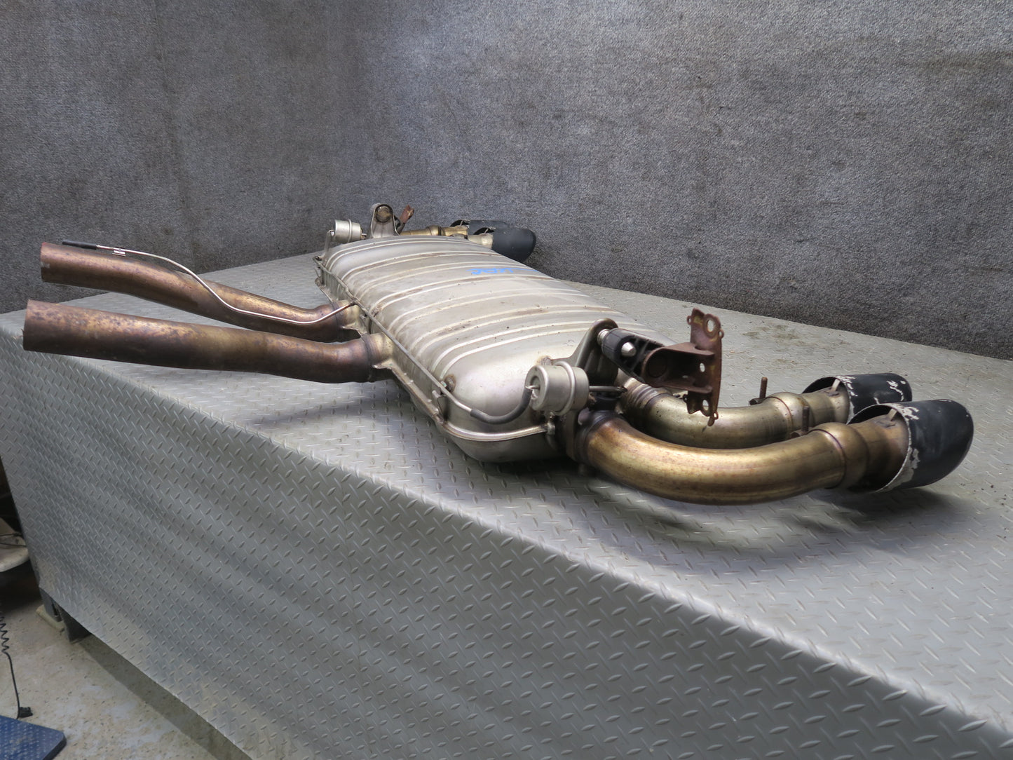 2013-2014 Porsche Cayenne 958 GTS 4.8L Rear Exhaust Muffler w Black Dual Tips