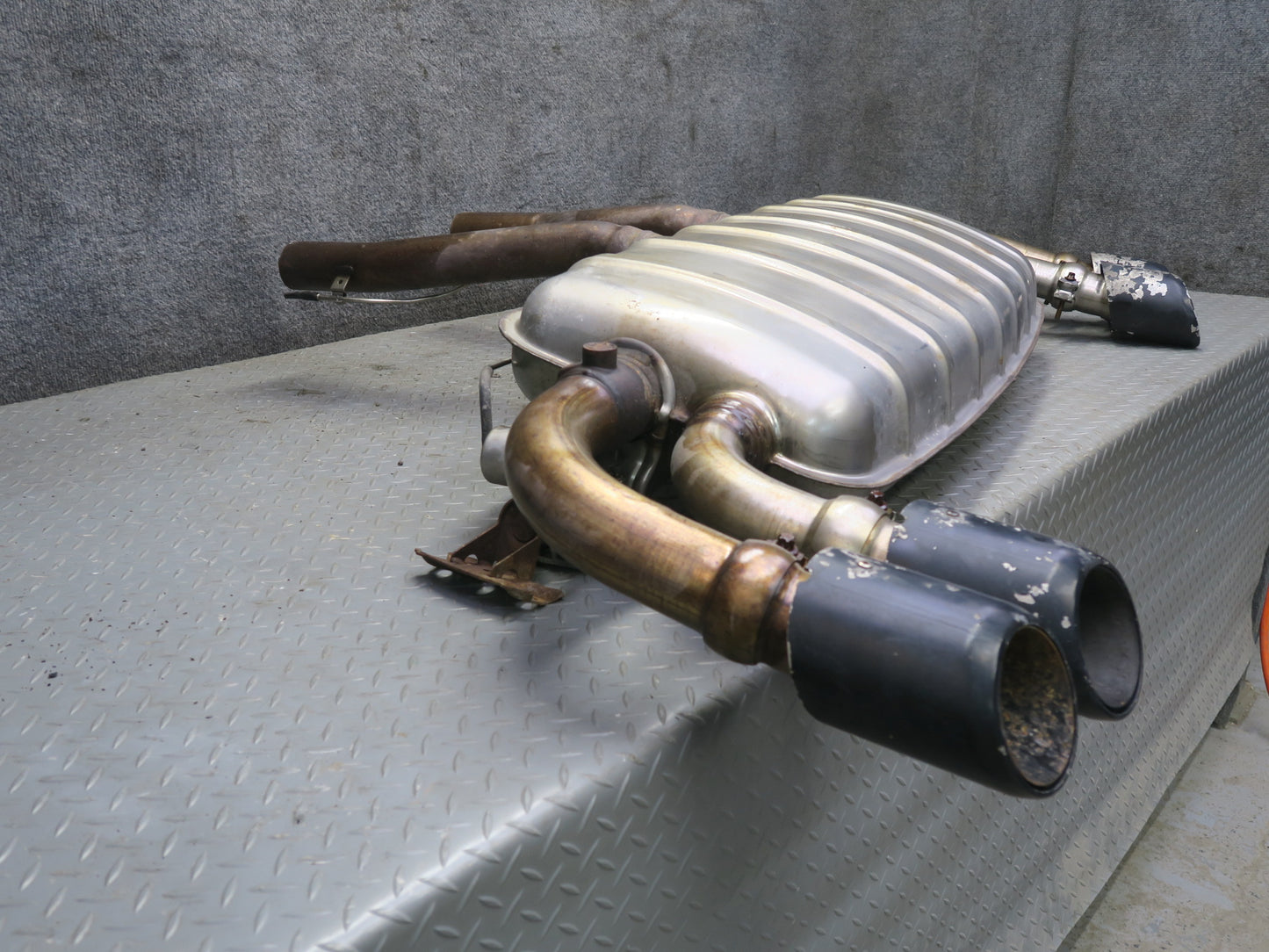 2013-2014 Porsche Cayenne 958 GTS 4.8L Rear Exhaust Muffler w Black Dual Tips