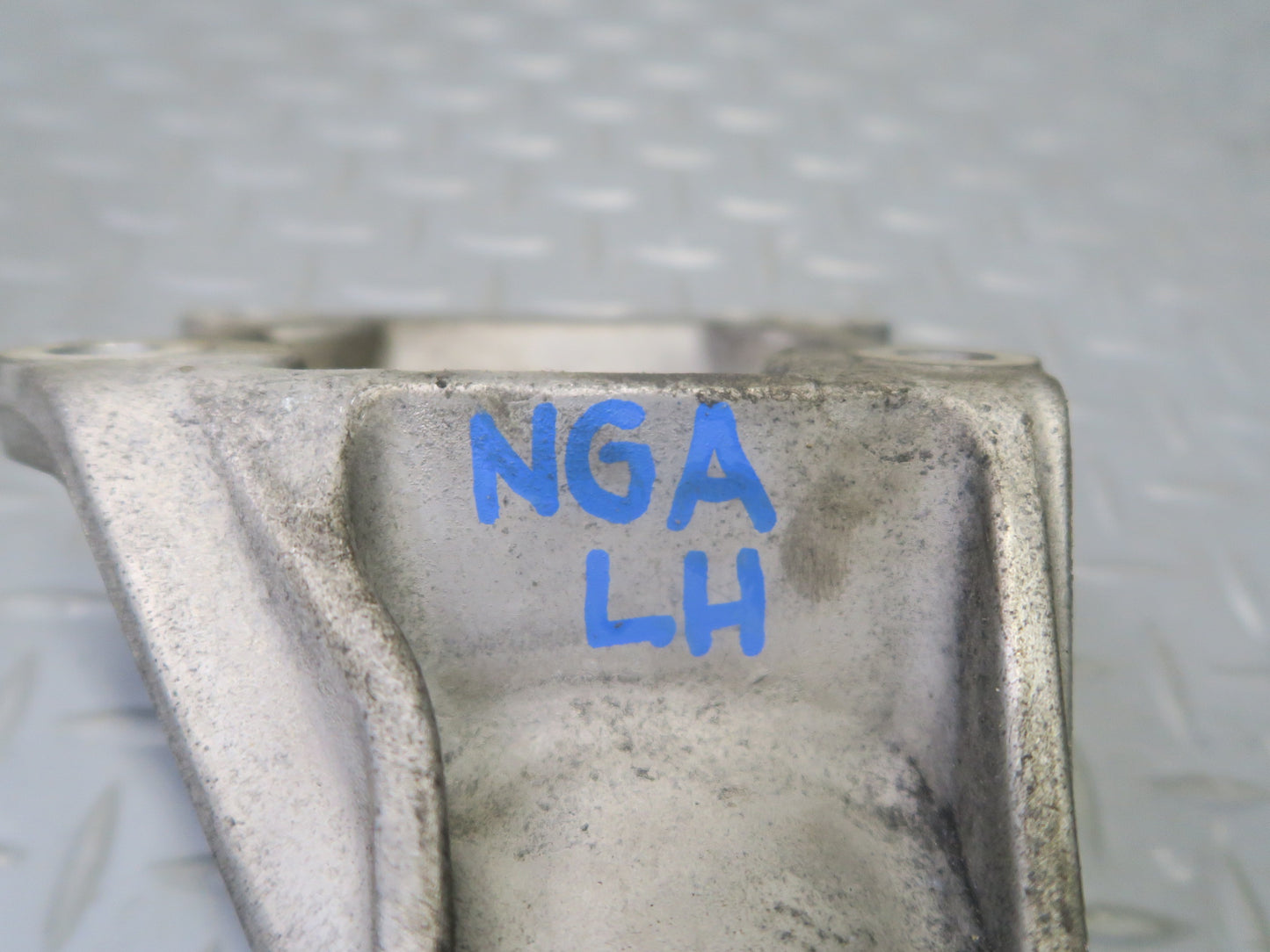 95-97 Nissan Gloria HY33 VQ30DET Set of 2 Engine Motor Mount Bracket OEM