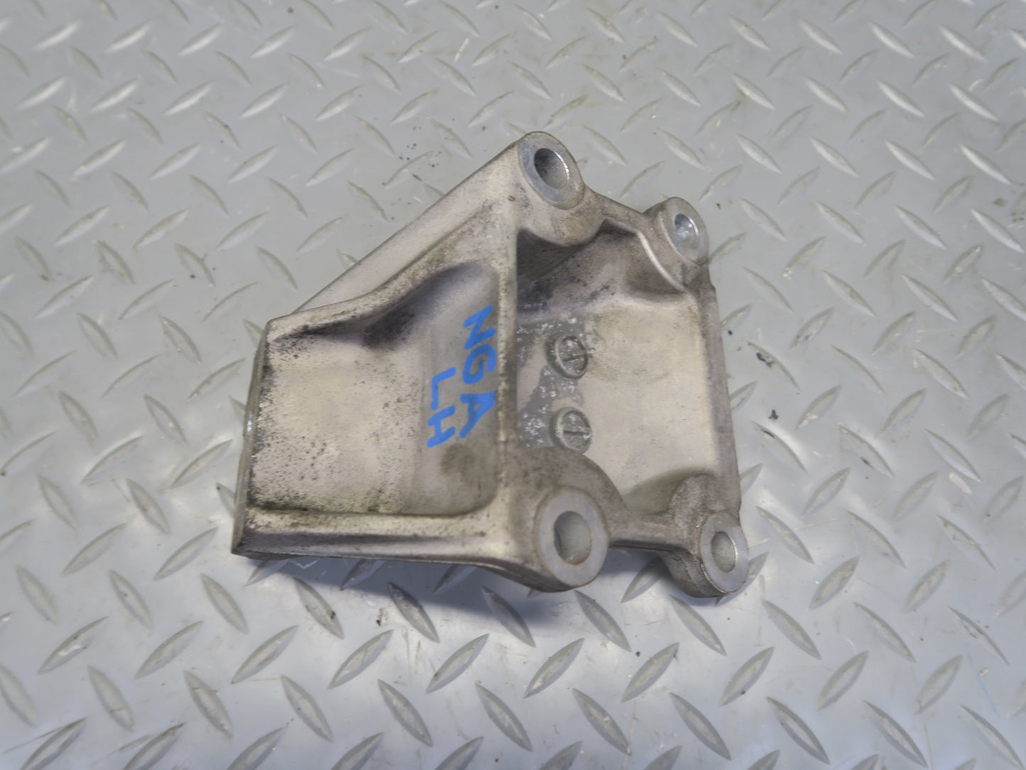 95-97 Nissan Gloria HY33 VQ30DET Set of 2 Engine Motor Mount Bracket OEM