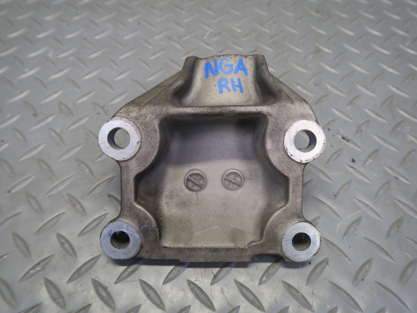 95-97 Nissan Gloria HY33 VQ30DET Set of 2 Engine Motor Mount Bracket OEM