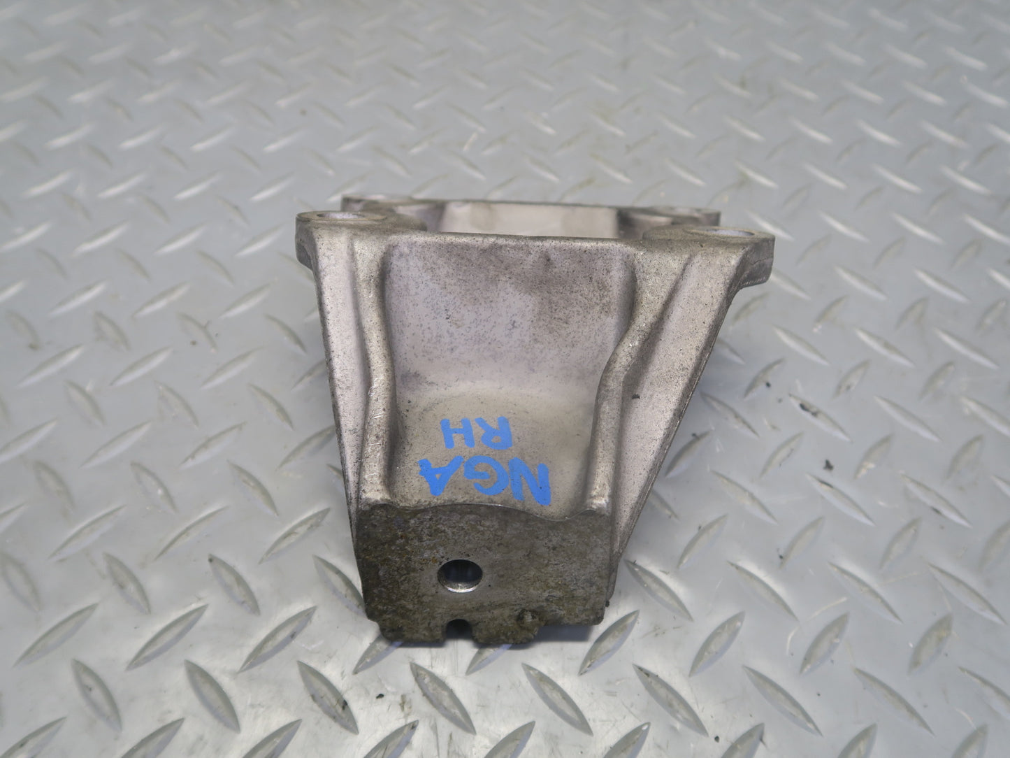 95-97 Nissan Gloria HY33 VQ30DET Set of 2 Engine Motor Mount Bracket OEM
