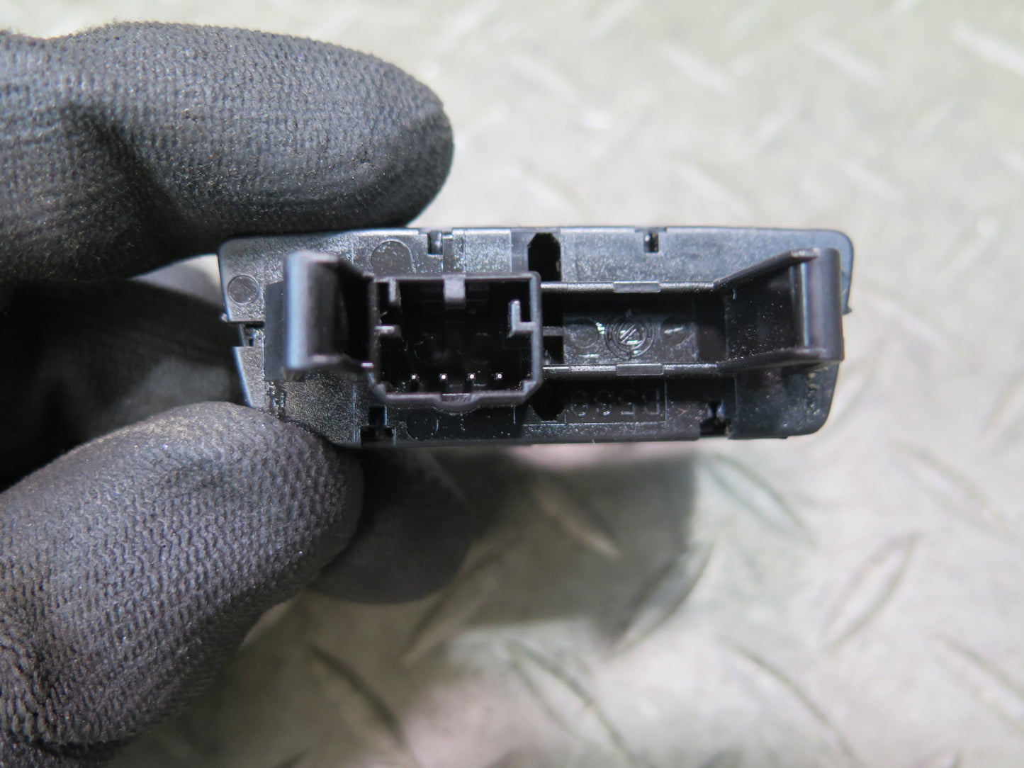 2017-2020 Maserati Levante M161 Central Door  Lock Tailgate Open Close Switch