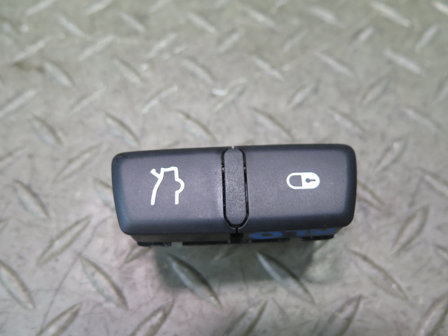 2017-2020 Maserati Levante M161 Central Door  Lock Tailgate Open Close Switch
