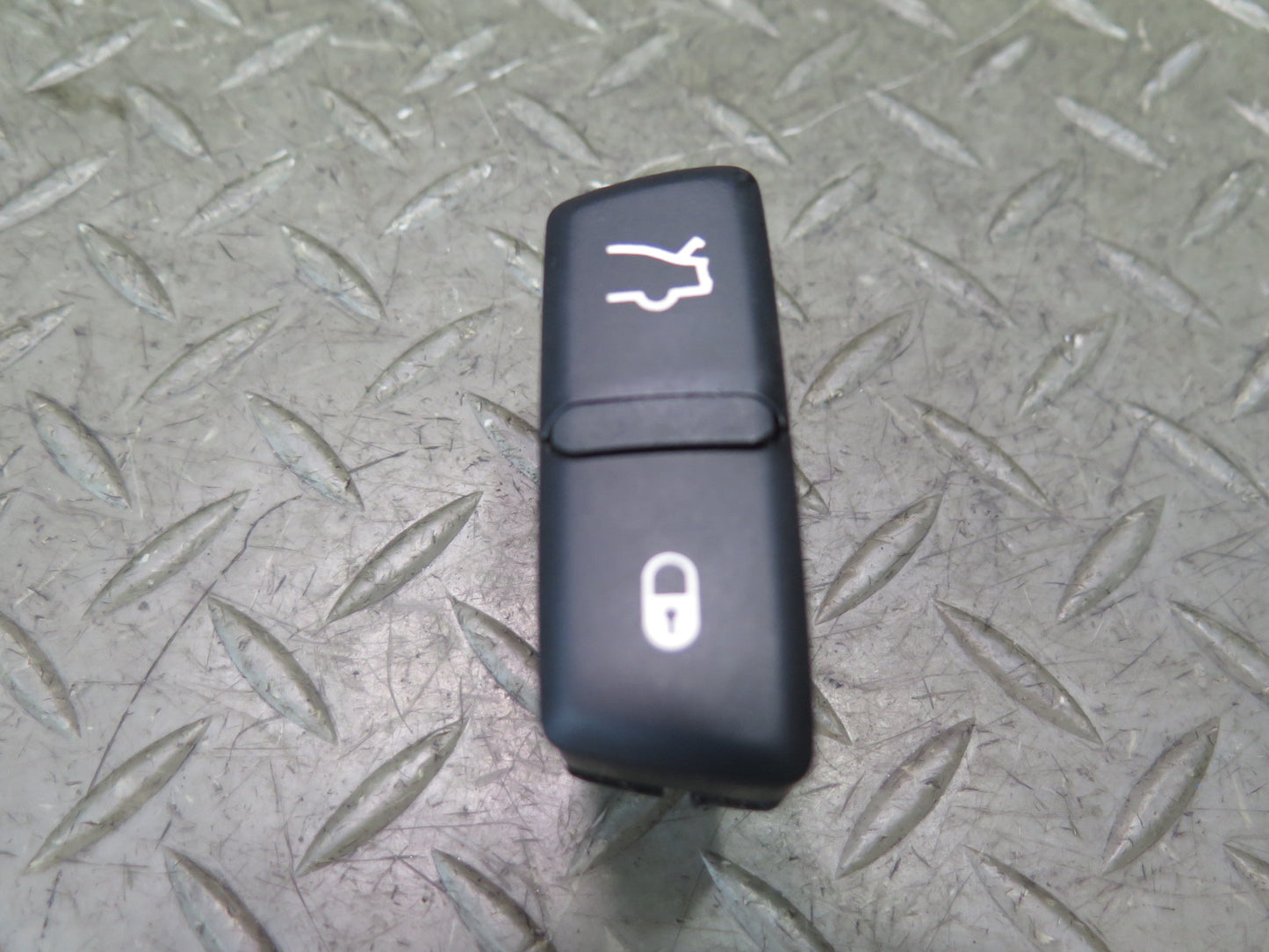 2017-2020 Maserati Levante M161 Central Door  Lock Tailgate Open Close Switch