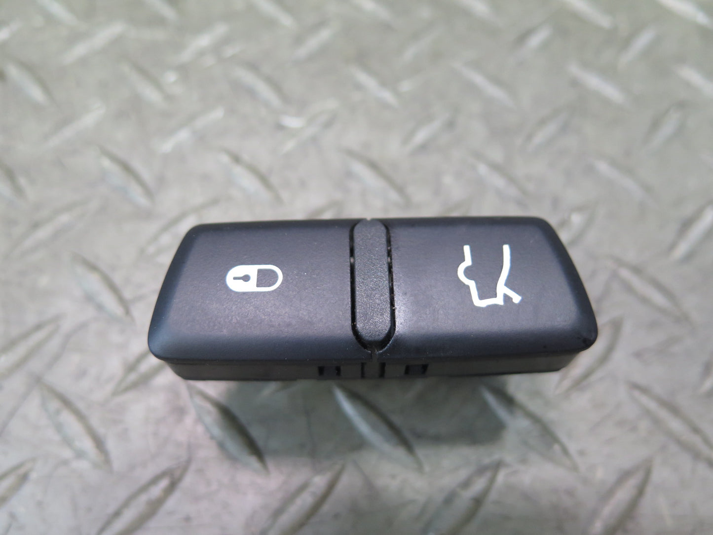 2017-2020 Maserati Levante M161 Central Door  Lock Tailgate Open Close Switch