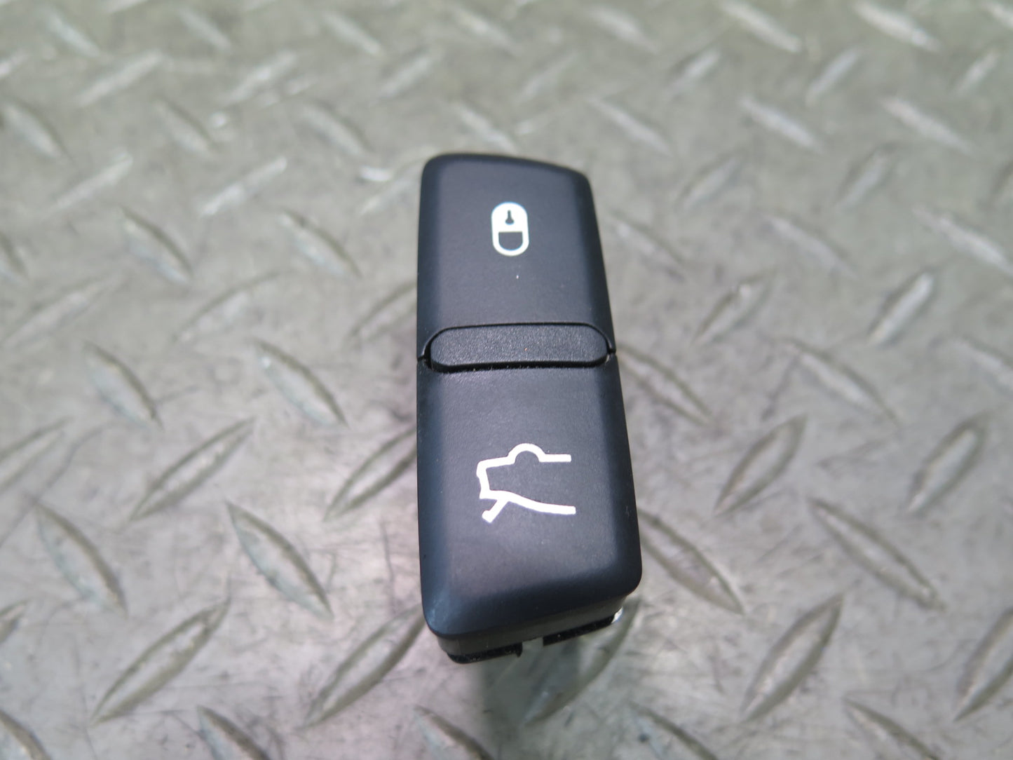 2017-2020 Maserati Levante M161 Central Door  Lock Tailgate Open Close Switch