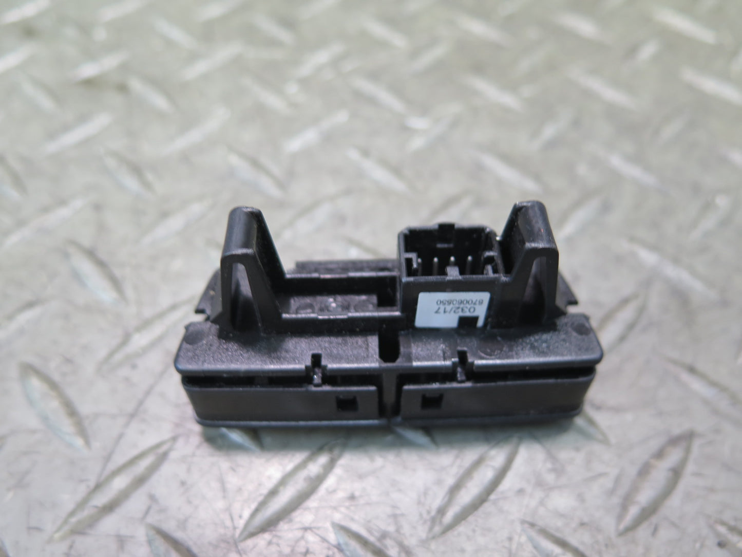 2017-2020 Maserati Levante M161 Central Door  Lock Tailgate Open Close Switch
