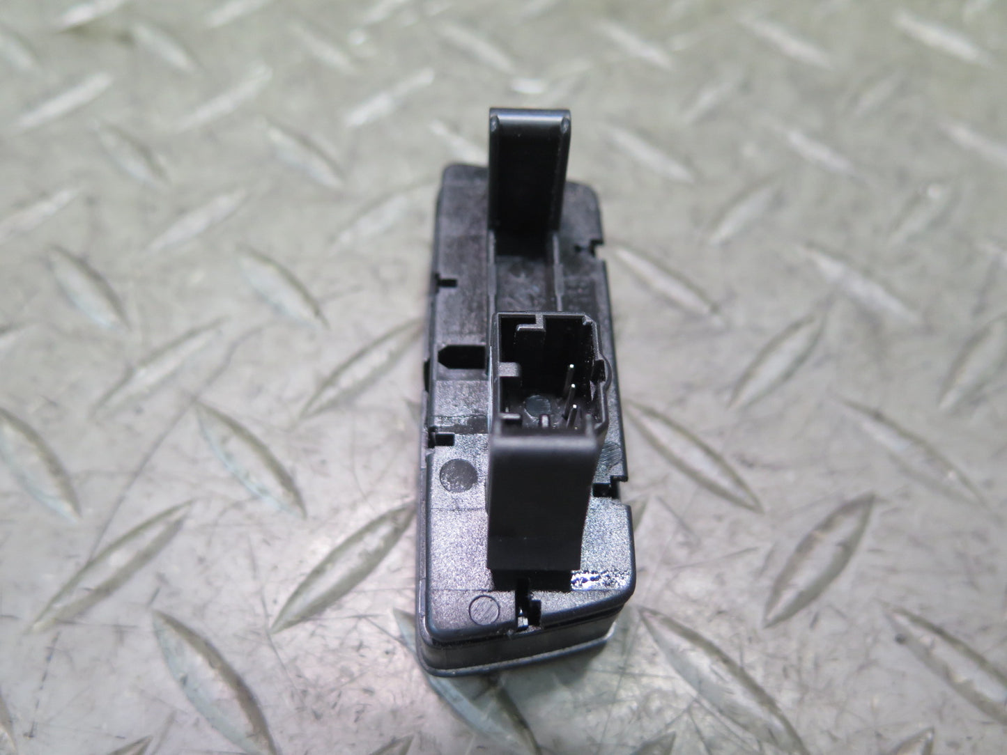 2017-2020 Maserati Levante M161 Central Door  Lock Tailgate Open Close Switch