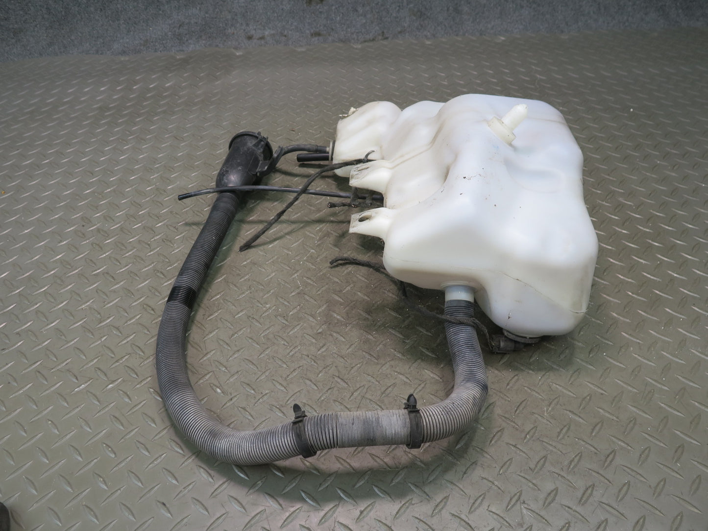 01-03 BMW E39 540ia Headlight Washer Reservoir w Pumps & Filler Neck OEM