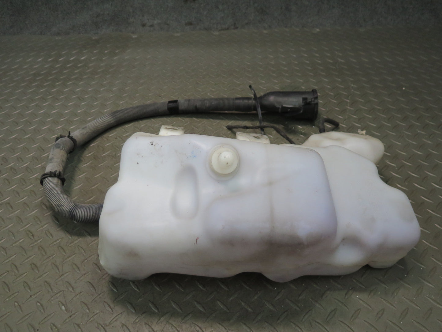 01-03 BMW E39 540ia Headlight Washer Reservoir w Pumps & Filler Neck OEM