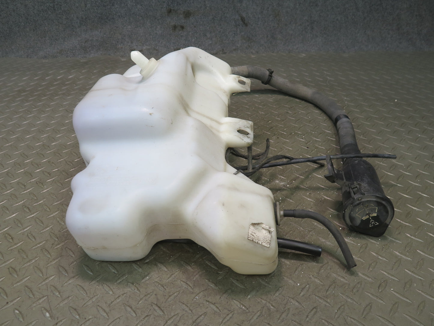 01-03 BMW E39 540ia Headlight Washer Reservoir w Pumps & Filler Neck OEM