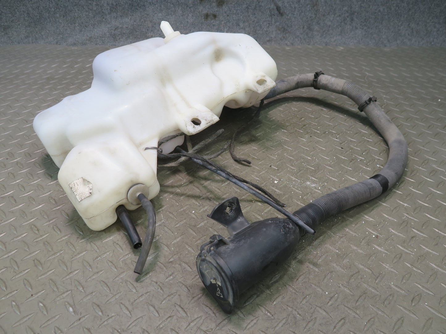 01-03 BMW E39 540ia Headlight Washer Reservoir w Pumps & Filler Neck OEM